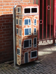 848541 Afbeelding van een als huis beschilderde afvalbak in de Zakkendragerssteeg te Utrecht.